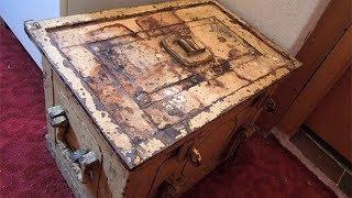 A Woman Inherited This Old Safe from Her Great Aunt and What She Found Inside Is Stunning